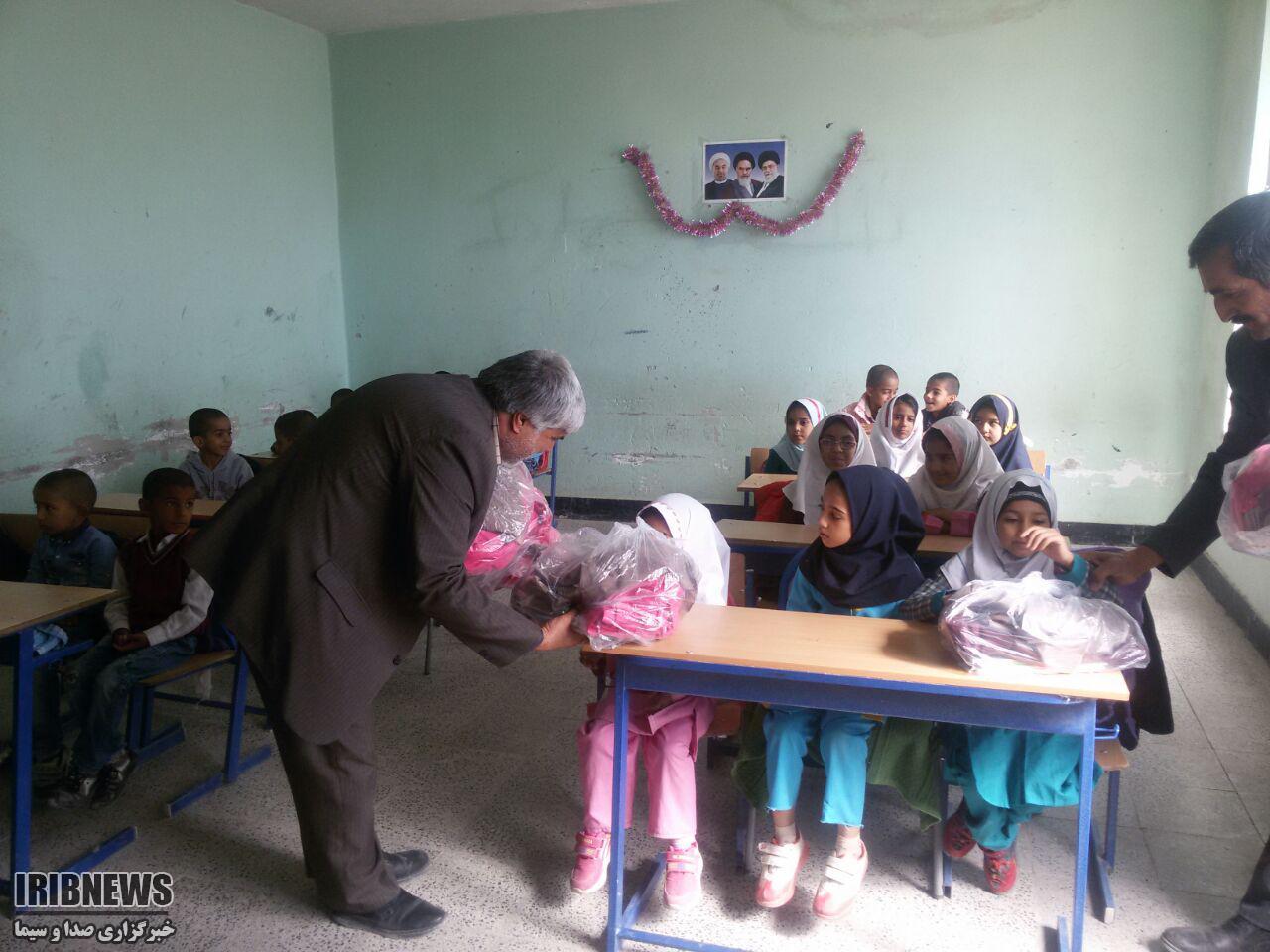 کمک خیران به دانش آموزان سه روستای هامون کمک خیران به دانش آموزان سه روستای هامون