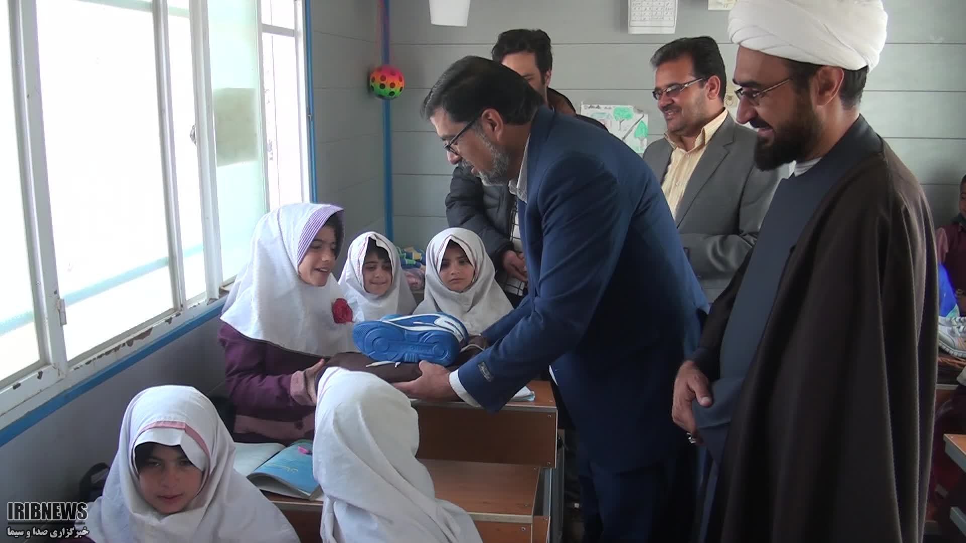 توزیع اقلام دانش آموزی بین دانش آموزان نیازمند روستای جلاران