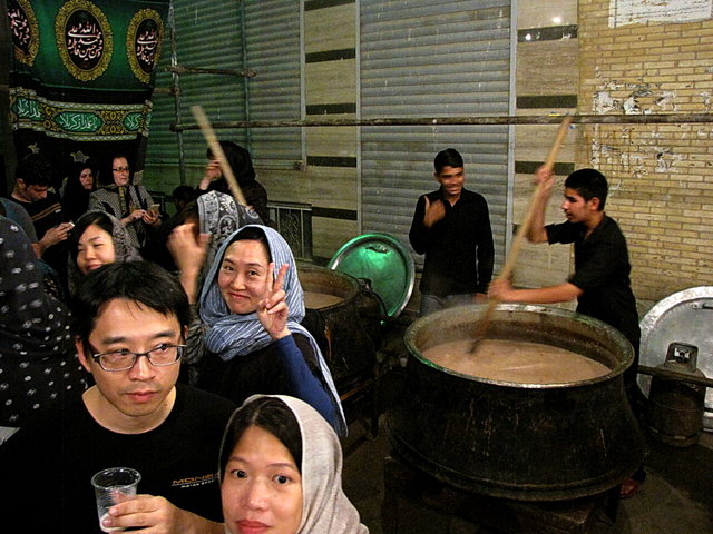 نذری و اشک گردشگران خارجی برای امام‌حسین (ع) + تصاویر