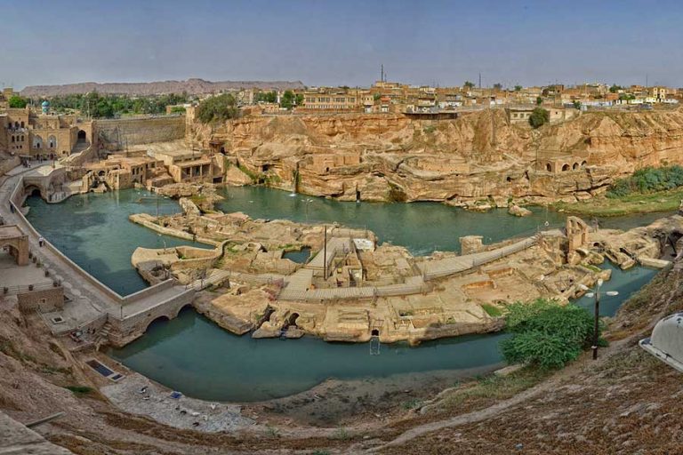 دیدار گردشگران خارجی از جاذبه های گردشگری شوشتر