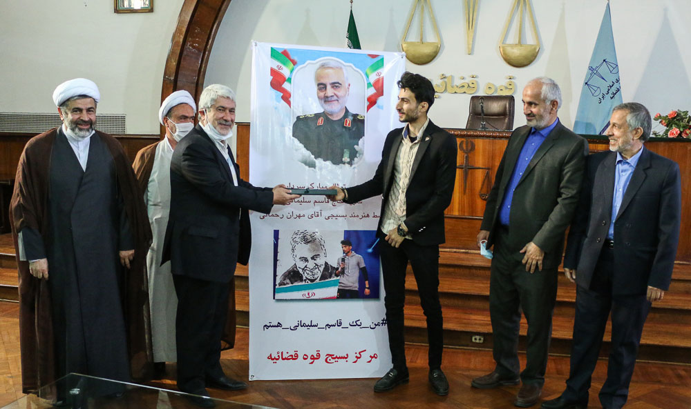 تقدیر از نقاش تصویر سپهبد شهید سلیمانی تقدیر از نقاش تصویر سپهبد شهید سلیمانی