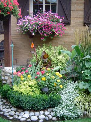 ۷ ایدهی زیبا برای طراحی بستر گل ۷ ایدهی زیبا برای طراحی بستر گل