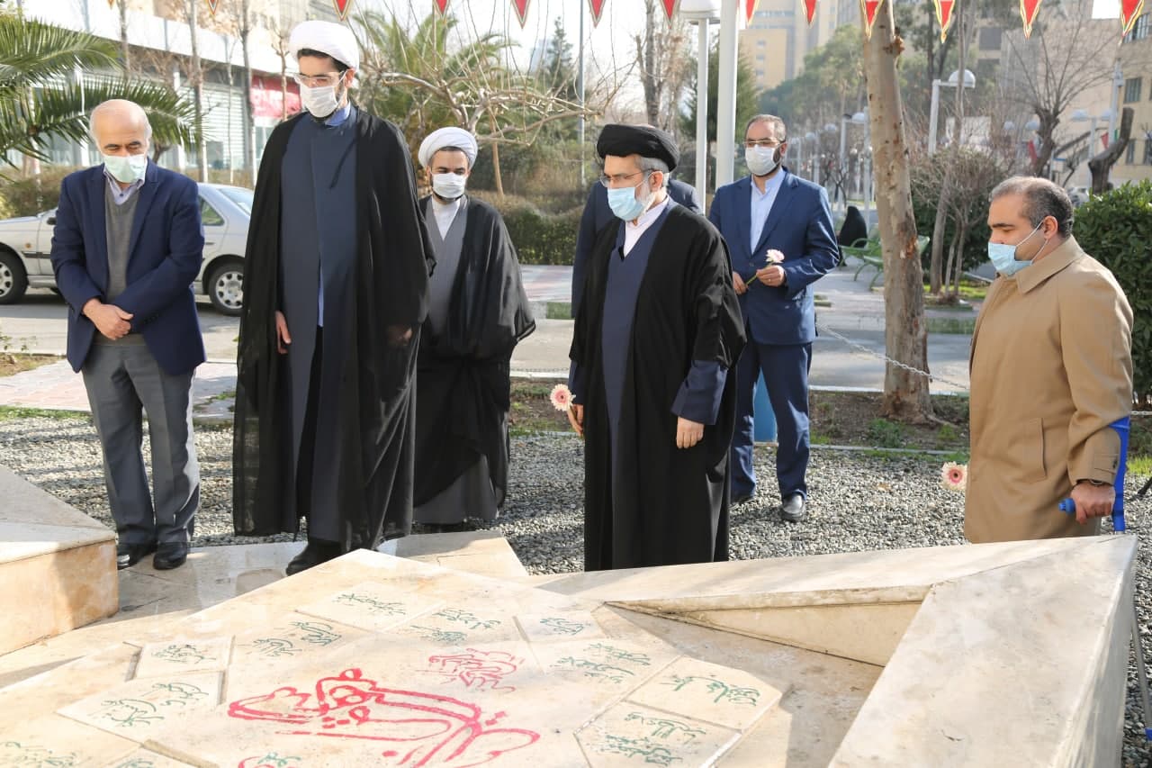 گلباران مزار شهدای گمنام دانشگاه صنعتی امیرکبیر به مناسبت ۲۲ بهمن گلباران مزار شهدای گمنام دانشگاه صنعتی امیرکبیر به مناسبت ۲۲ بهمن