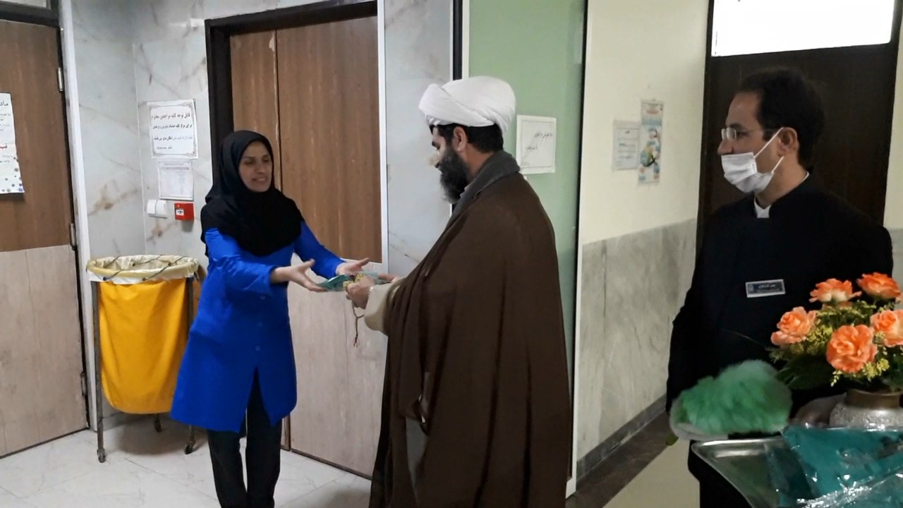 توزیع غذای متبرکه رضوی بین کادر درمانی بیمارستان حشمتیه نایین