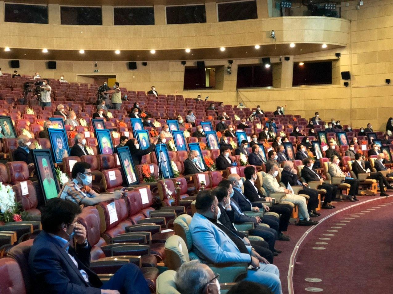 کادر پزشکی با لباس احرام بیماران را طواف می کنند کادر پزشکی با لباس احرام بیماران را طواف می کنند