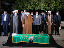 اقامه نماز رهبر انقلاب بر پیکر حجت الاسلام‌والمسلمین ری‌شهری