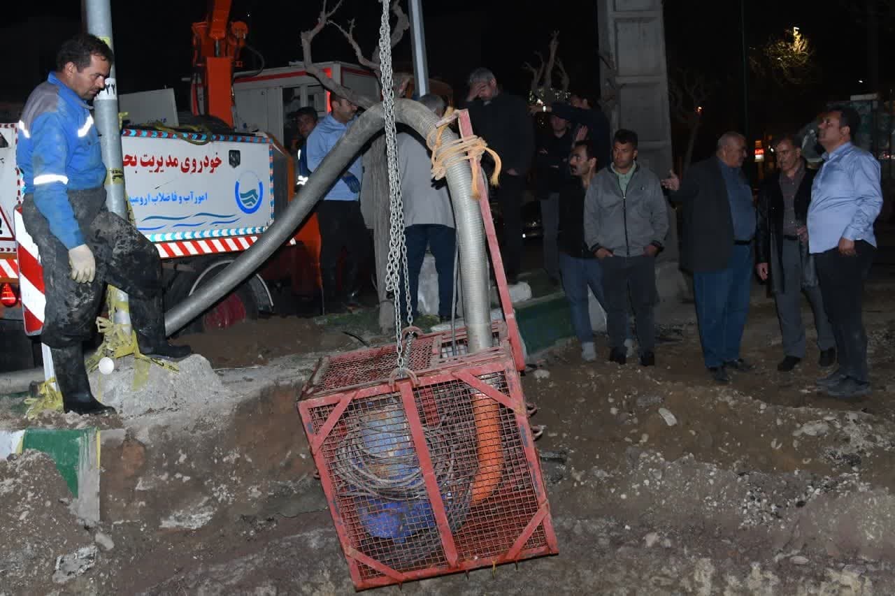 فعالیت اکیپهای رفع اتفاق برای ترمیم شکستگی خط انتقال آب شرب در ارومیه فعالیت اکیپهای رفع اتفاق برای ترمیم شکستگی خط انتقال آب شرب در ارومیه