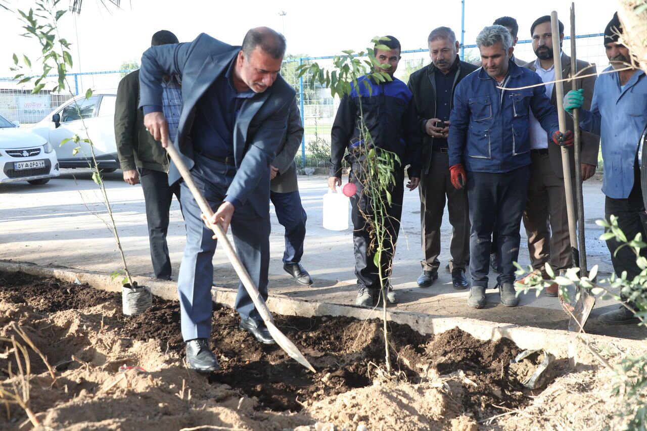 کاشت یکصد اصله نهال به یاد شهدای شرکت آبفا اهواز کاشت یکصد اصله نهال به یاد شهدای شرکت آبفا اهواز
