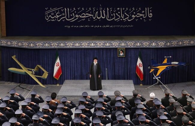 فرماندهان نیروی هوایی ارتش با رهبر انقلاب دیدار میکنند فرماندهان نیروی هوایی ارتش با رهبر انقلاب دیدار میکنند