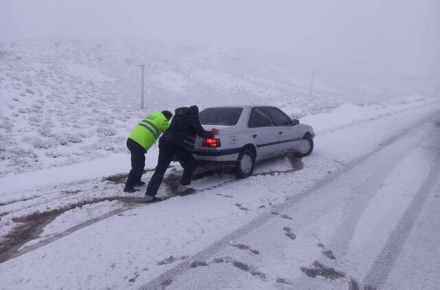 امدادرسانی پلیس به بیش از ۹۰۰ خودرو گرفتار برف درآذربایجان‌غربی