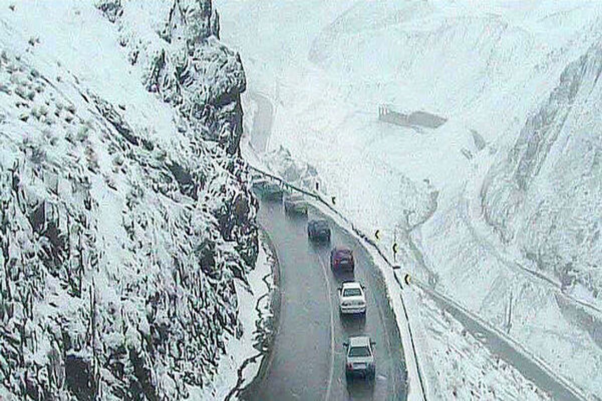 لغزندگی جاده‌های مازندران بر اثر بارش برف