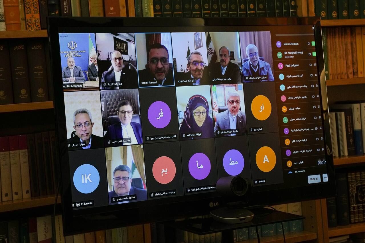 نشست وبیناری عراقچی با سفرا و روسای نمایندگیهای تهران در اروپای شرقی نشست وبیناری عراقچی با سفرا و روسای نمایندگیهای تهران در اروپای شرقی