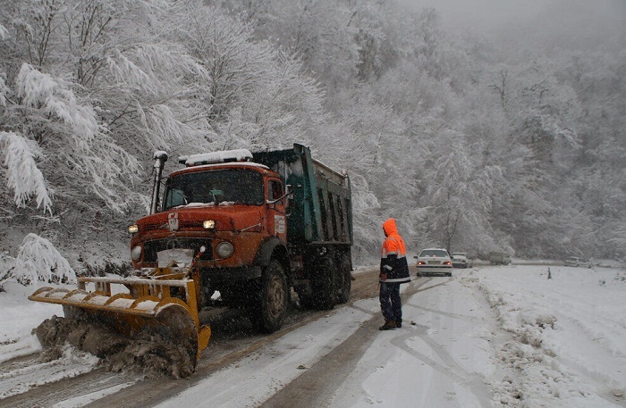 محدودیت تردد زمستانی در جاده‌های مهاباد؛ محور پسوه بسته است
