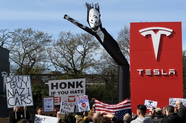 نصف شدن فروش خودرو‌های تسلا در انگلیس