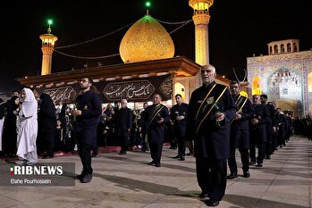 آیین لاله‌گردانی شام غریبان در حرم شاهچراغ (ع)