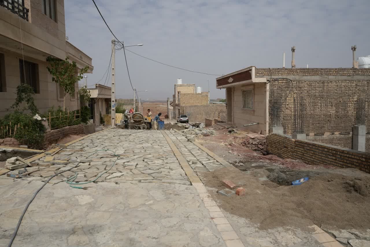 اجرای عملیات سنگفرش و کفپوش معابر روستای علی آباد نیزار قم
