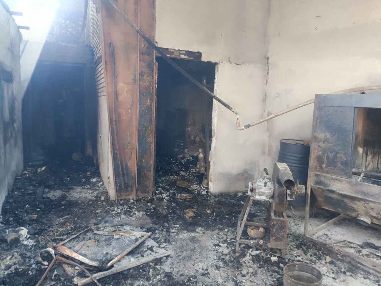 مهار آتش سوزی در کارگاه مبل سازی در جاده مخصوص کرج تهران
