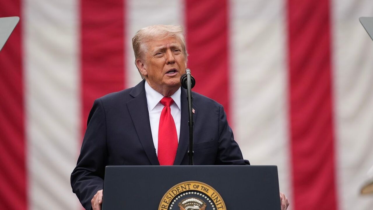 ترامپ: تعرفه ۱۰۰ درصدی بر صادرات چین اعمال می‌کنم