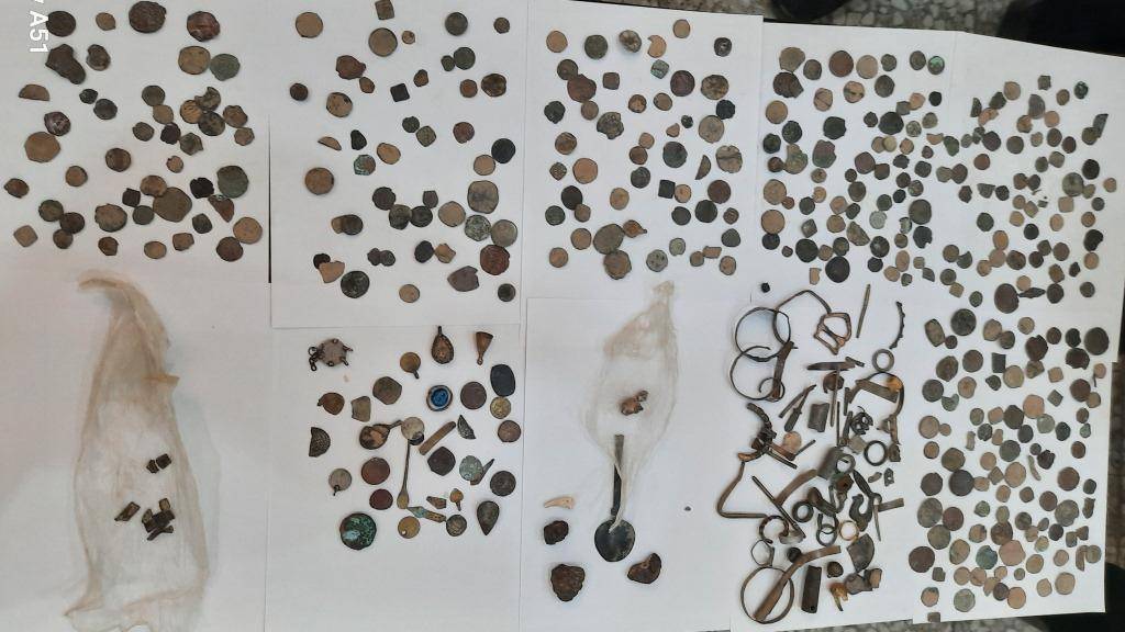 کشف ۵۰۰ سکه و اشیاء تاریخی در شهرستان داراب