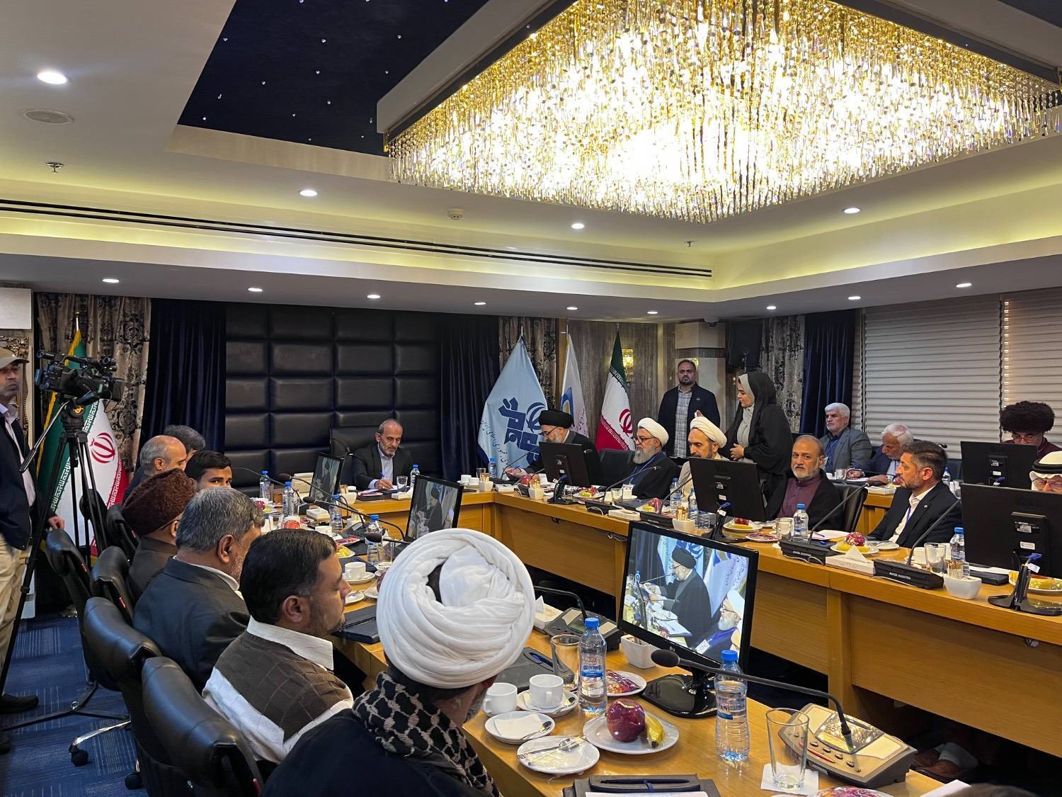 دیدار صمیمانه رئیس رسانه ملی با میهمانان خارجی پیرغلامان حسینی در مشهد