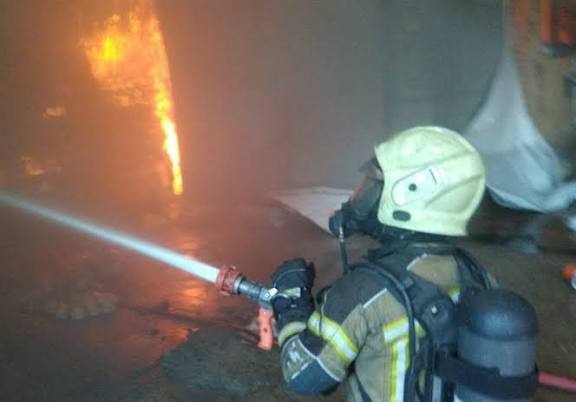 آتش گرفتن انبار پلاستیک کارخانه برفاب شهرکرد