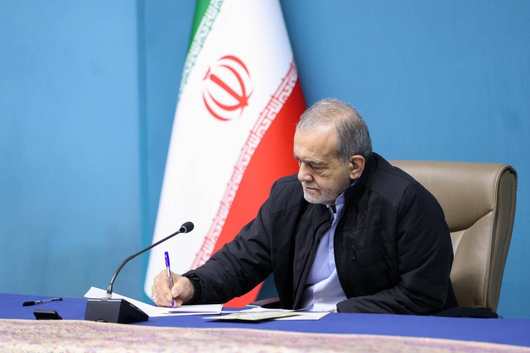 پیام تسلیت پزشکیان در پی درگذشت مادر 3 شهید دفاع مقدس پیام تسلیت پزشکیان در پی درگذشت مادر 3 شهید دفاع مقدس