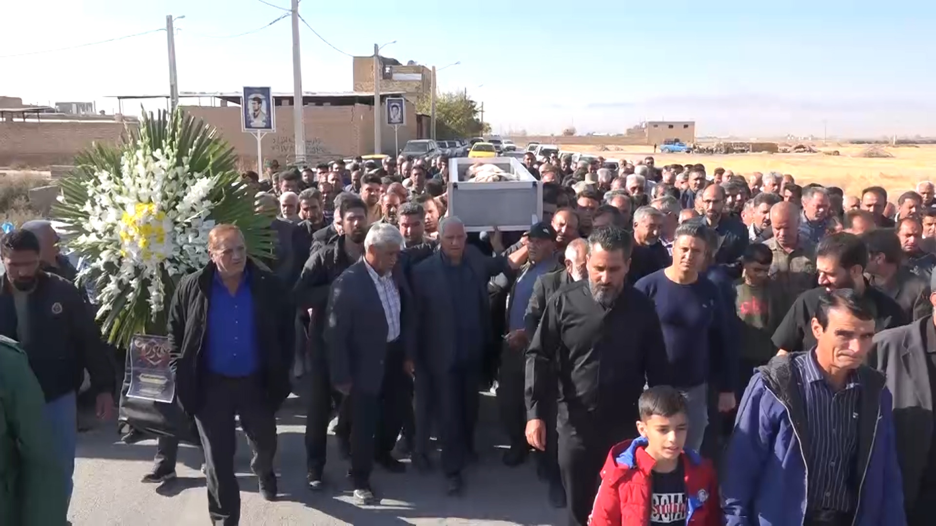 تشییع پیکر مادر شهید والامقام حجت الله زارعی در مرودشت تشییع پیکر مادر شهید والامقام حجت الله زارعی در مرودشت