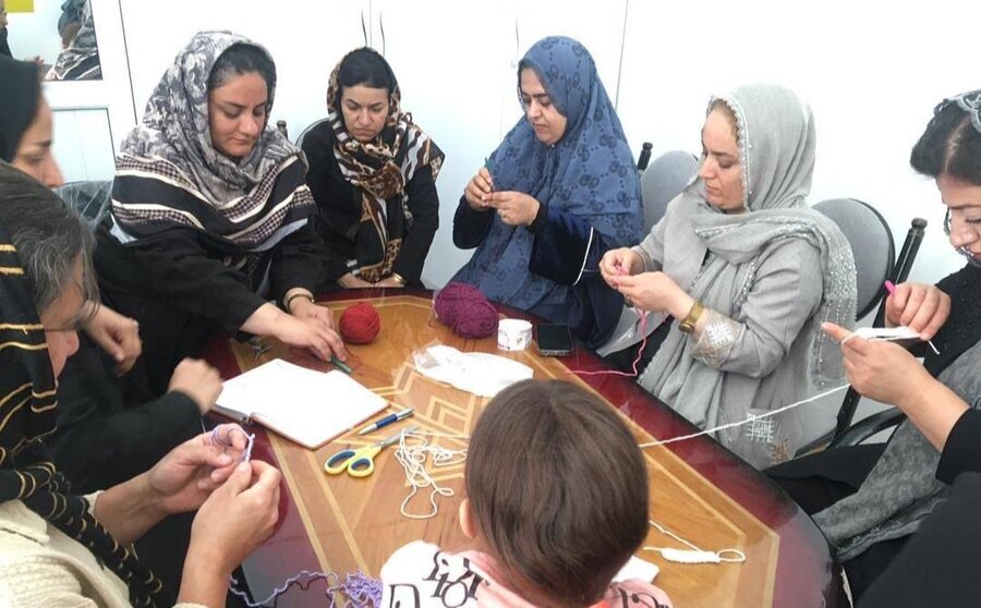 گام بلند بهزیستی مهاباد برای اشتغال‌آفرینی؛ آموزش بافتنی به ناشنوایان و کم‌شنوایان