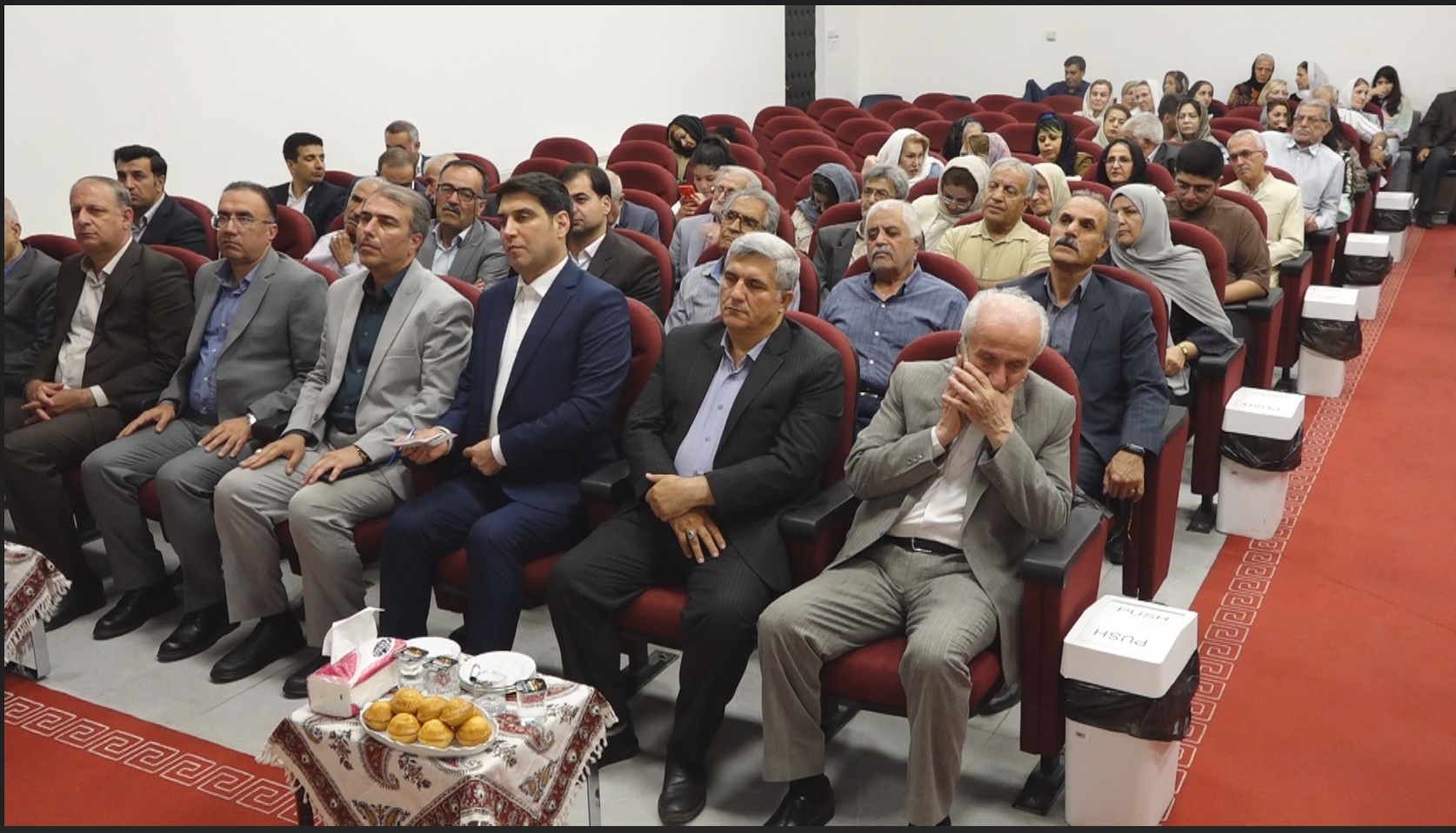 بازنشستگان سرمایه های جامعه هستند بازنشستگان سرمایه های جامعه هستند