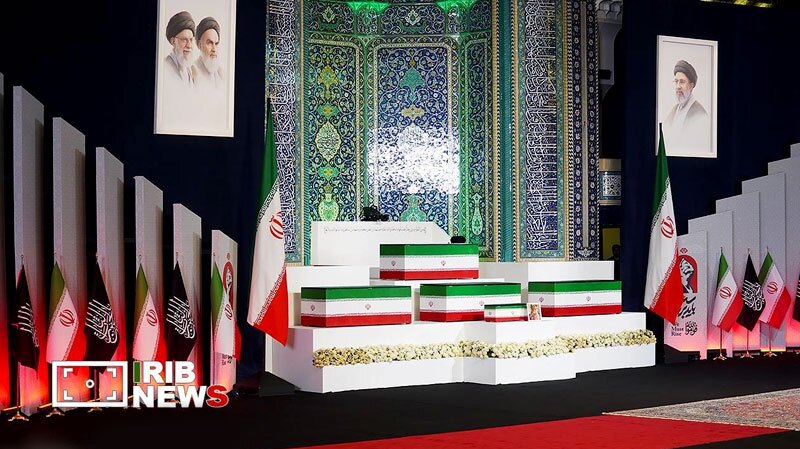 وداع  آیت‌الله موحدی کرمانی با پیکر مطهر امام شهید