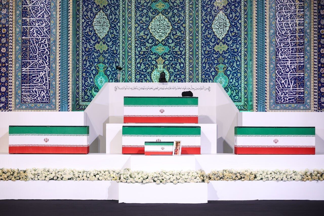 بازتاب جهانی مراسم اقامه نماز بر پیکر رهبر شهید بازتاب جهانی مراسم اقامه نماز بر پیکر رهبر شهید